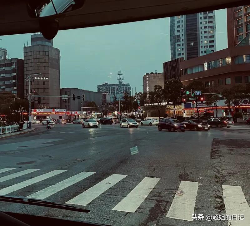 朋友圈打卡，有些人说是为了显摆，我感觉就是为了记录生活。
我曾经翻看我几年前的朋