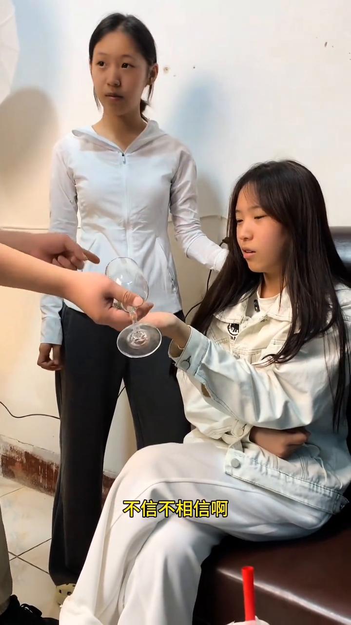 这招骗了我20年，瓶盖穿越杯子。
注意看，两位小姐姐，你信不信我用这个瓶盖从你的