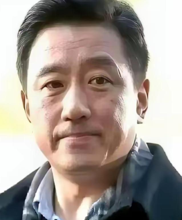 早年拍戏圈内这事闹得沸沸扬扬，2000 年在新疆戈壁片场，一部剧拍到多半戏份时，