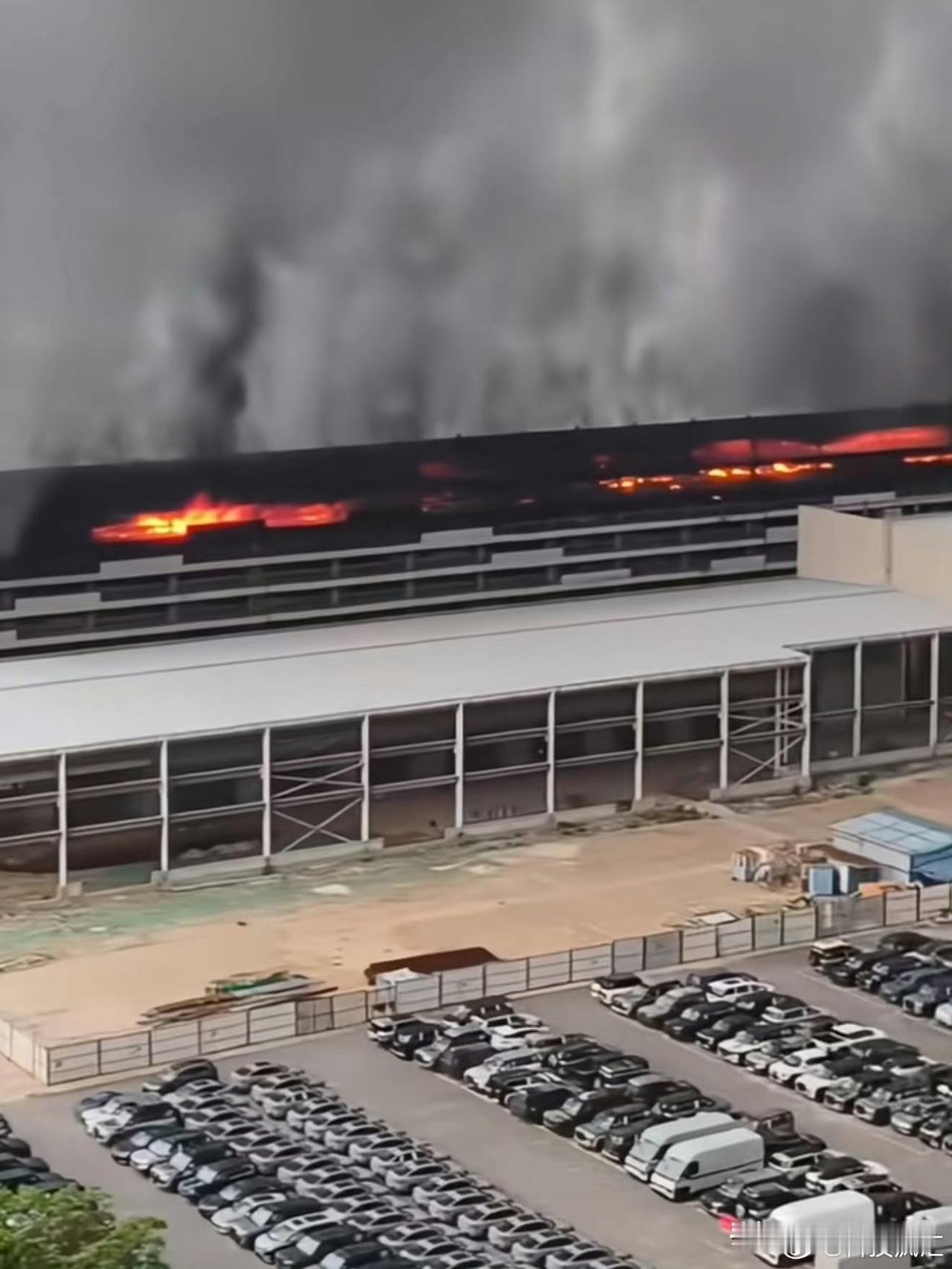 2026年4月14日清晨，深圳坪山比亚迪工厂突发大火，现场浓烟遮天蔽日。