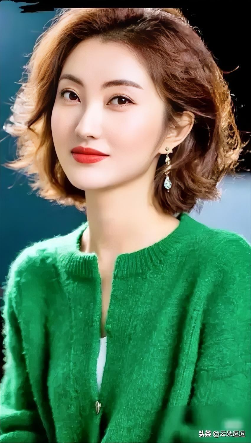 温柔甜美的绿衣女孩，红唇微笑，时尚优雅。