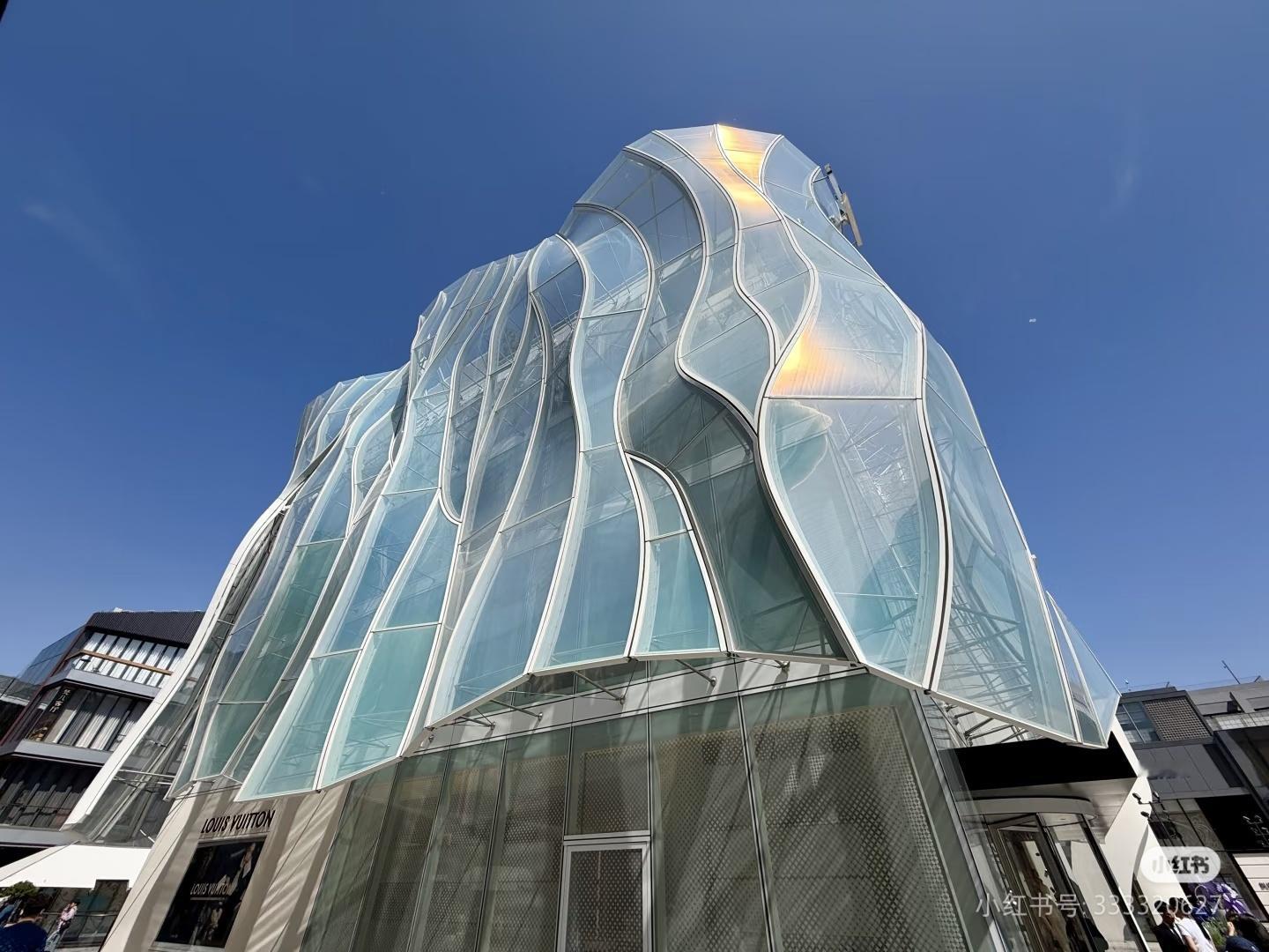 北京三里屯太古里LV地广硬广不同角度，刘亦菲很酷