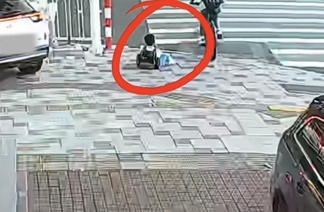 众人抬车救出卷入车底男童【茂名男童卷入车底，路过的退役军人上前拦停！众人抬车施救