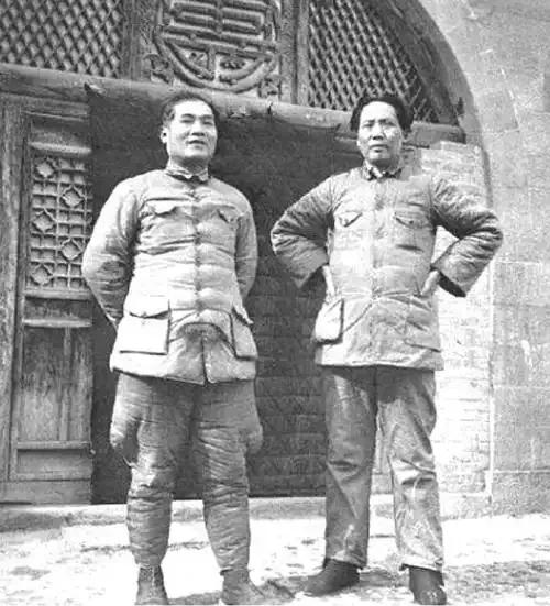 张与主席差在哪儿？就说1935年9月，他带着红四方面军南下吧，单从军事来讲也是个