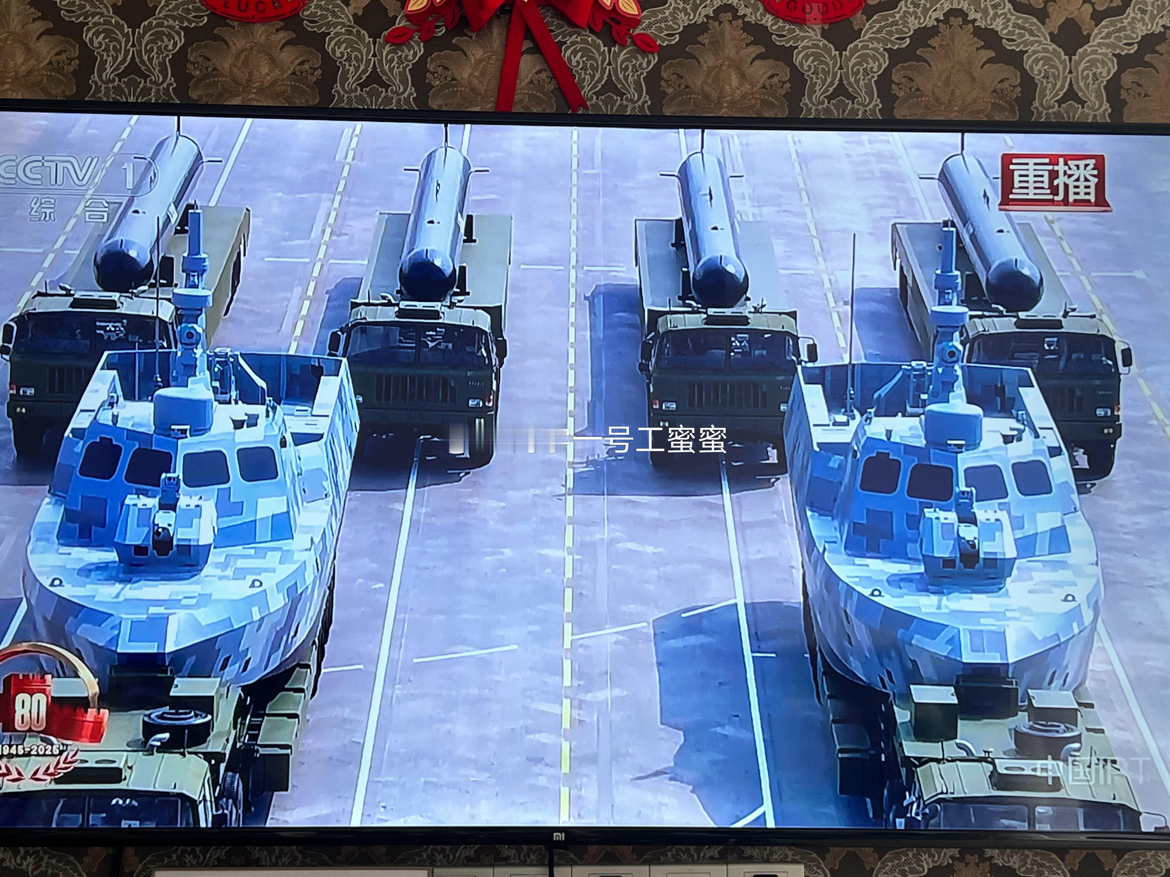 说实话，每次看阅兵全身都起鸡皮疙瘩，很激动。今年又多了好多新玩意儿，都是高科技 