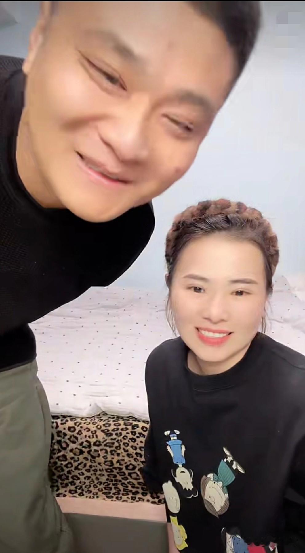 南京认亲的双胞胎哥哥在直播，他的养家大姐出镜了。养家大姐比双胞胎哥哥大十岁，年轻