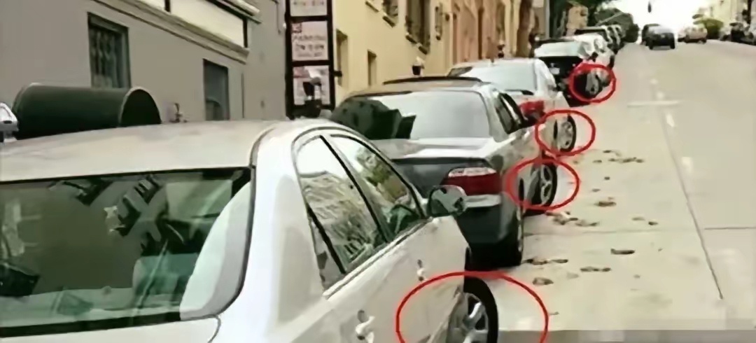 只有老司机才懂为什么这样停车... 