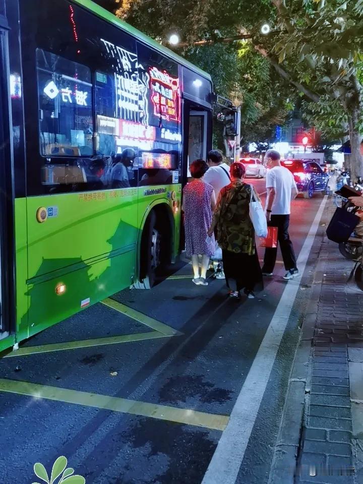 晒图笔记大赛公交车🚍难等啊～好不容易来了一趟～[捂脸]
