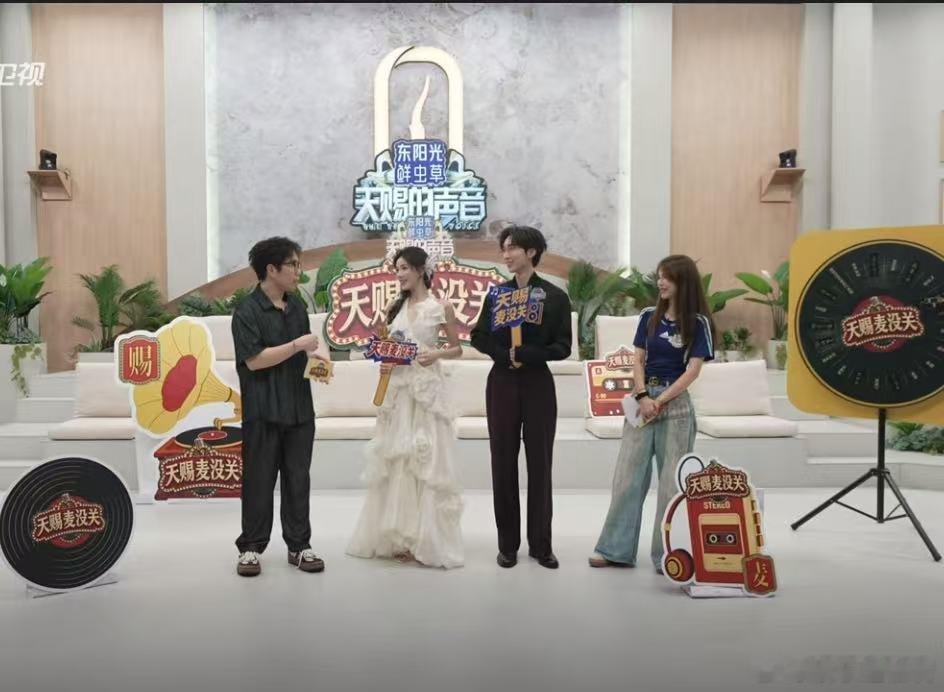 天赐导演cue周深天赐导演说毕业季听周深的歌毕业季氛围感密码被天赐导演解锁，循环
