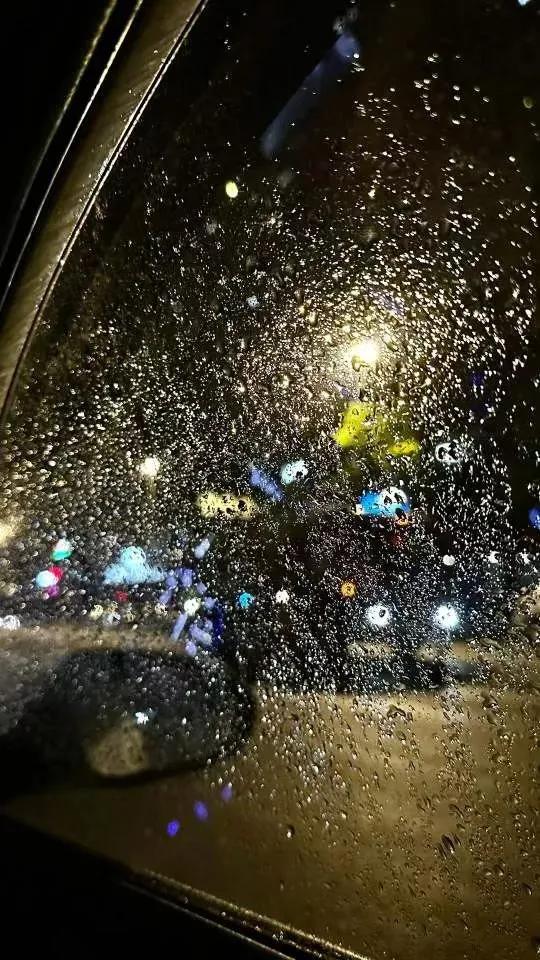 ​《山村夜雨》

    淅淅沥沥的小雨，敲打着车窗，——当我在梦中惊醒。
  