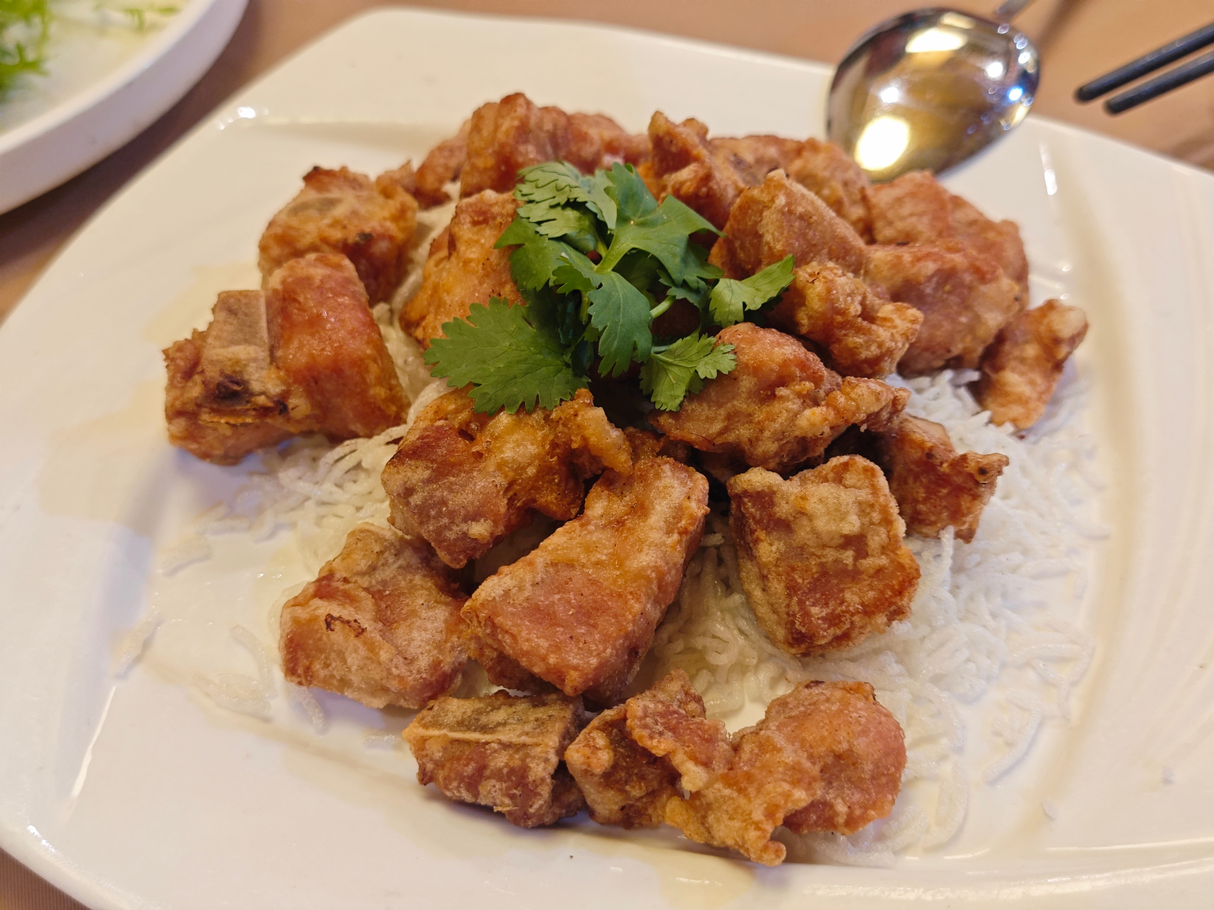 说起香港旅游，在海鲜酒楼用餐的经历，印象里倒还是头一回。这次特意选了家在抖音做直