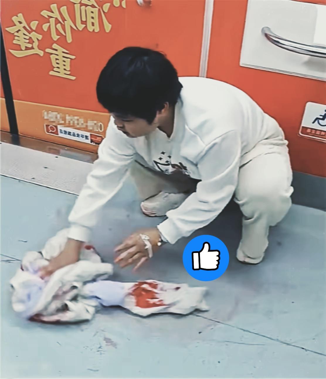 这才是刻在骨子里的教养
22岁女孩用一件外套
让无数成年人红了眼！
 
3月23