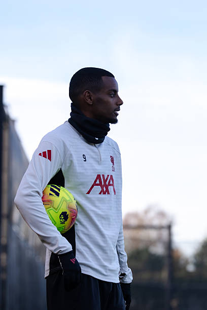 赛前发布会（限播）：斯洛特承认伊萨克入选存在风险，为了最终让他找到状态可能不得不