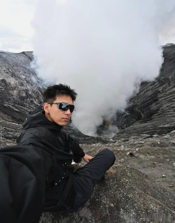 李现前往 Bromo 火山探索打卡，天微亮时的观景台定格身影，火山喷烟与阳光照亮