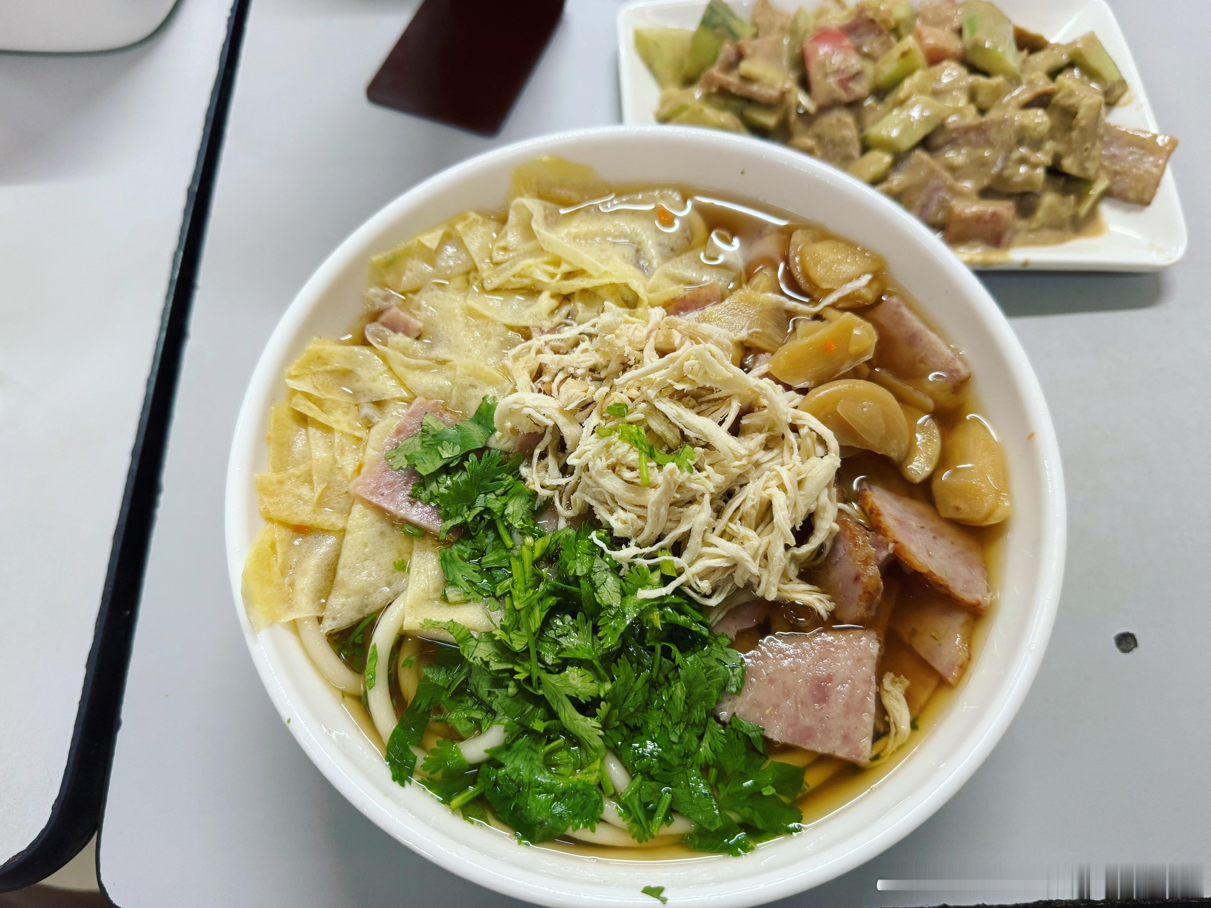 鸡鸭和乐面⬇️。鸡和鸭一起炖，怪有意思吧。