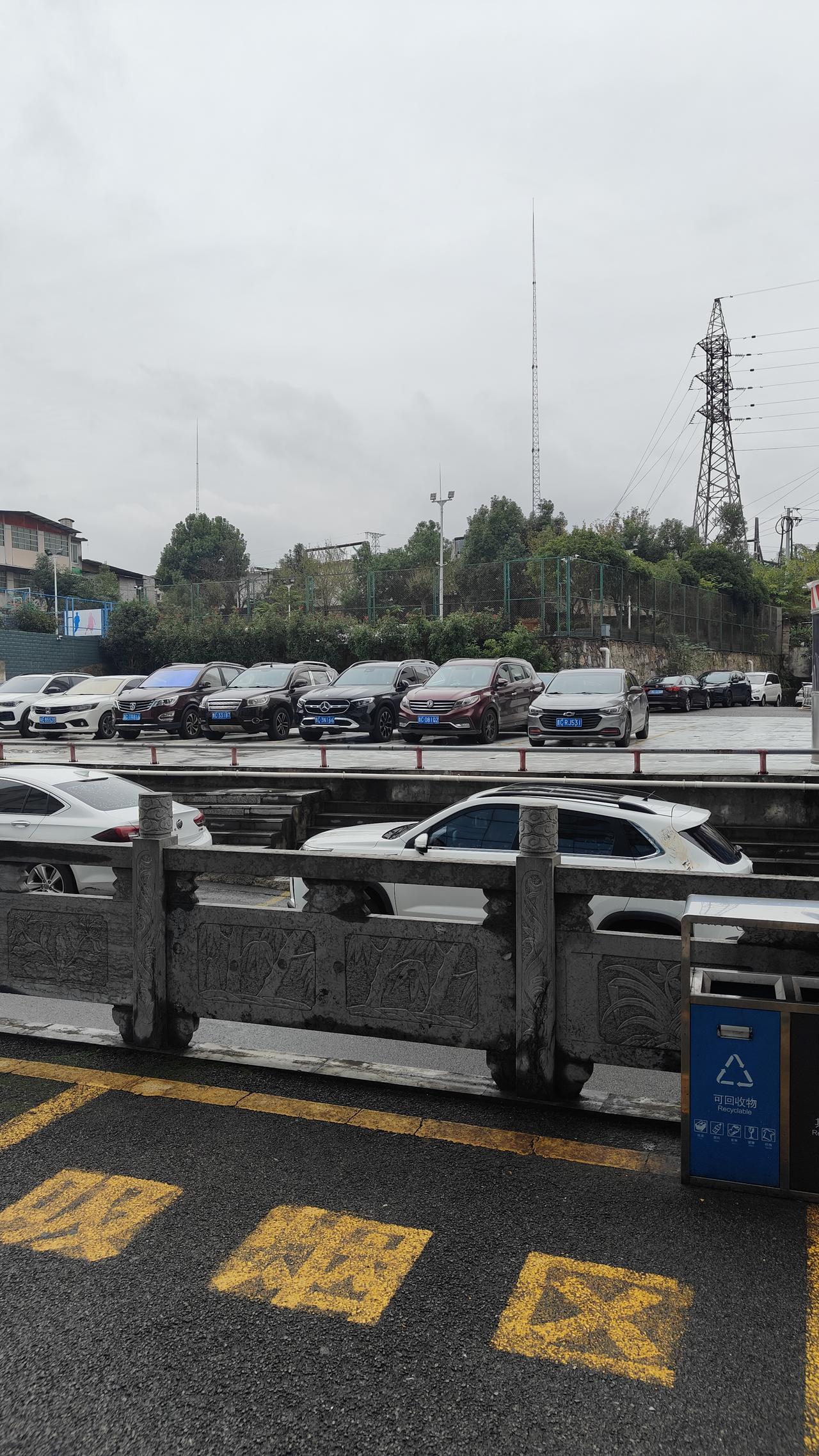 停车场一排车基本都是合资车啊