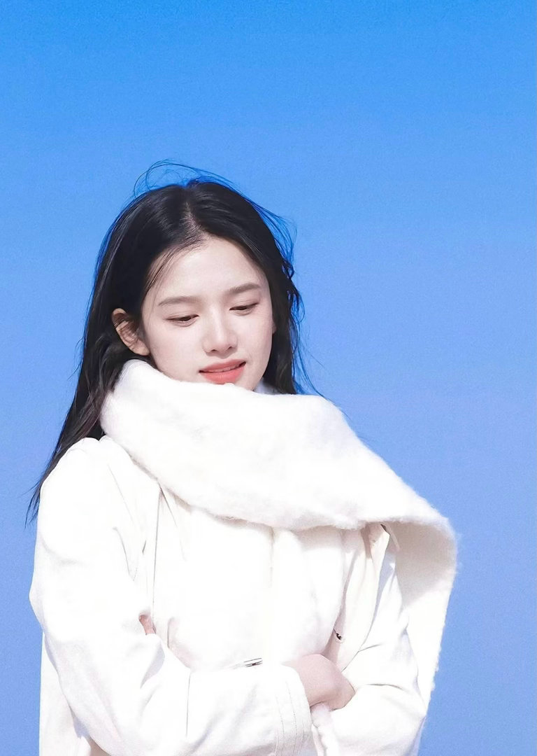 雾里青作者辟谣没有原型张婧仪，1999年生于湖南邵阳，北电毕业￼￼￼。95后小花