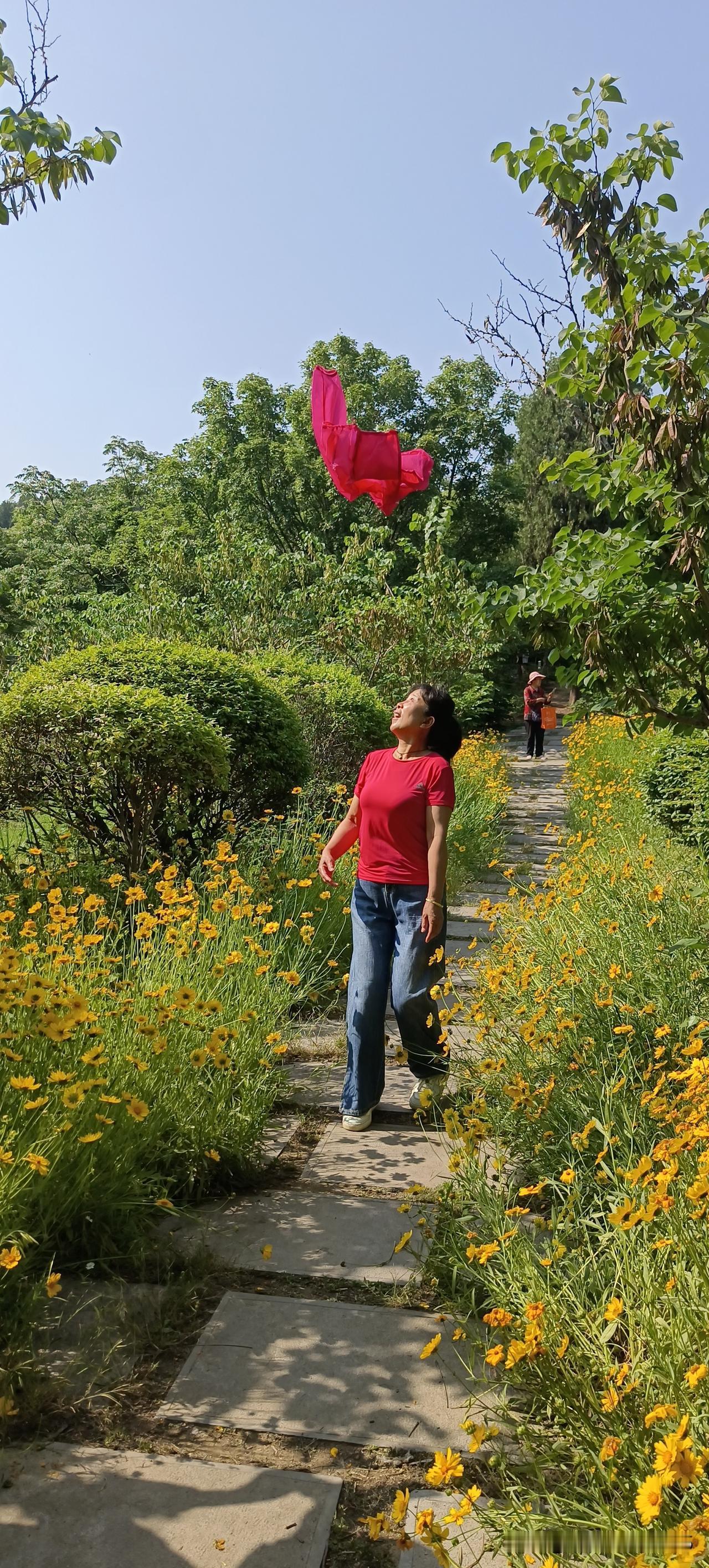 只要我老公休班在家，我一点都不愿意回家，我宁愿在外边跟我的舞伴们在公园里拍照，聊