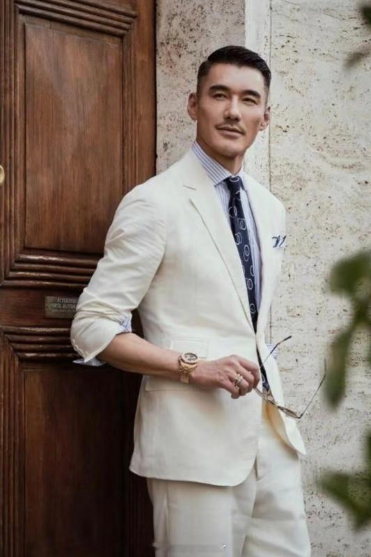 钟汉良让胡兵站c位 哈哈哈哈钟汉良胡兵这波操作绝了！本来严肃的走秀，因为一个C位