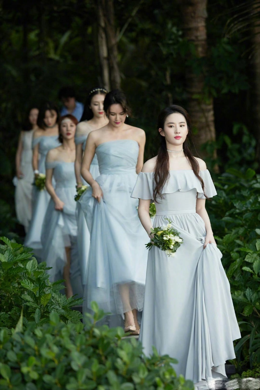 伴娘服也能穿出气质，刘亦菲独一份的美 ​​​