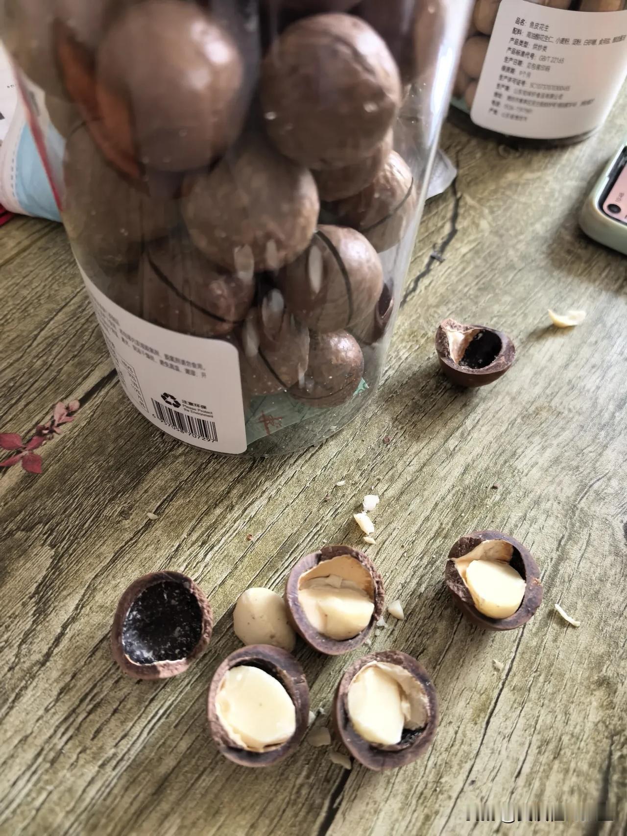 从许昌胖东来买回来一瓶夏威夷果，里面单独包装了一个小铁片，像钥匙一样，撬一下就能
