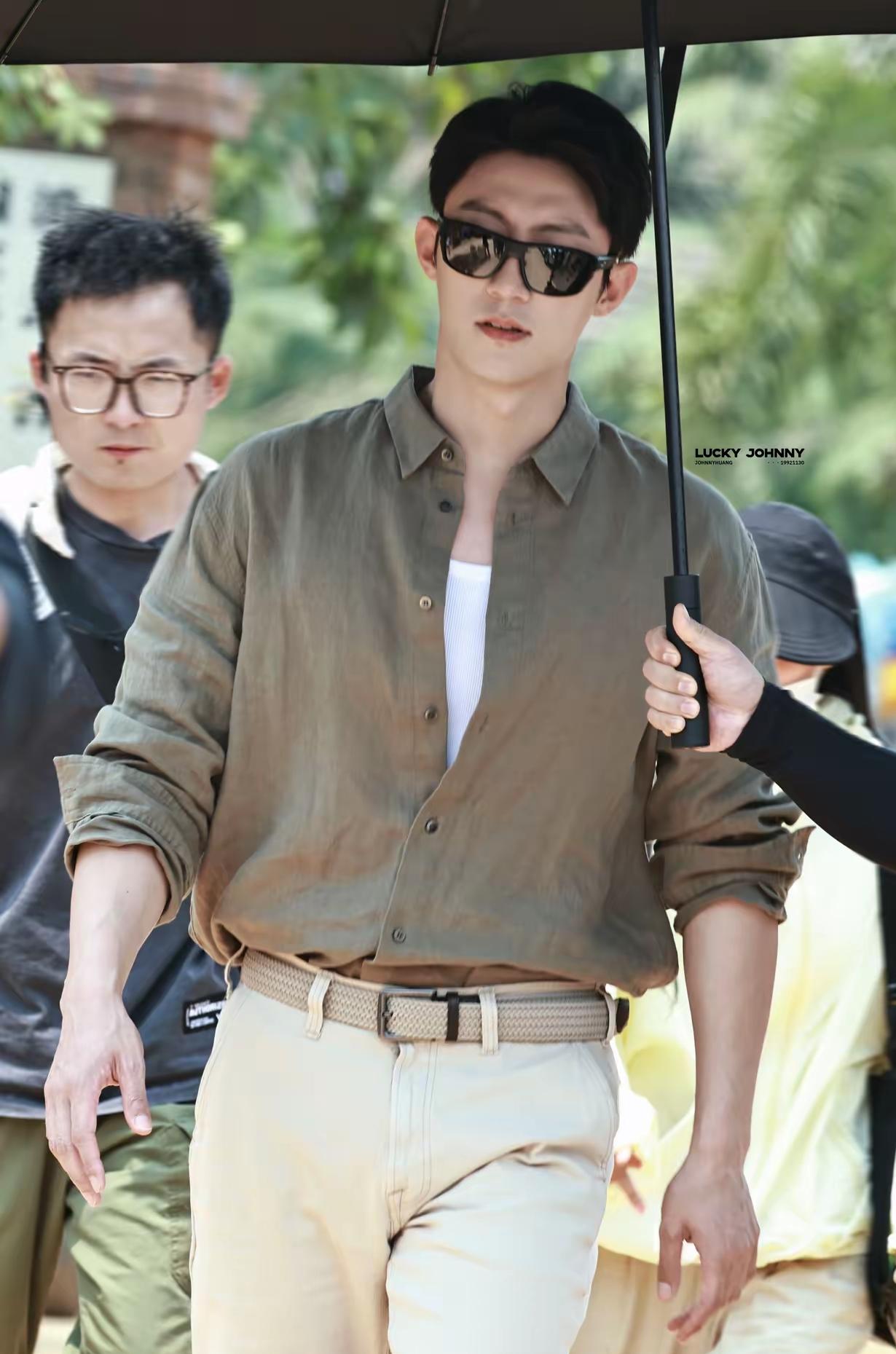 黄景瑜被称为行走的荷尔蒙真的一点也不假，是男星里面气场最大的，最有男性荷尔蒙爆棚