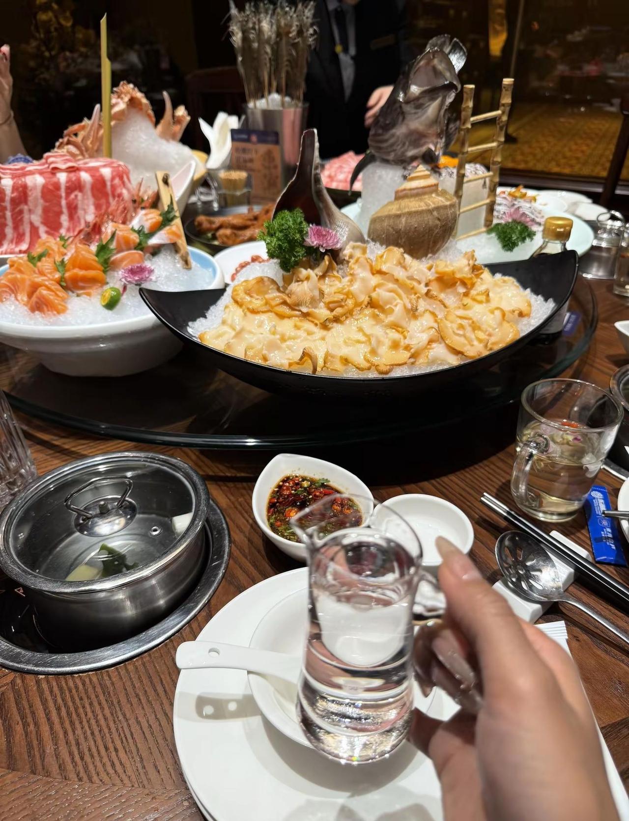 哭着把钱挣了 跪着把路走完 回头看轻舟已过万重山