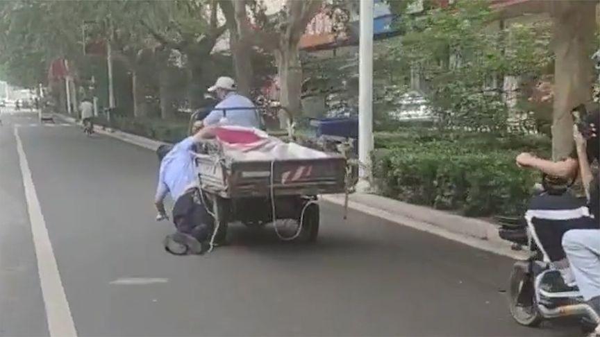 【交警被三轮车拖行百米 警方:驾驶人有听力障碍，当事交警予以谅解】7月13日，有