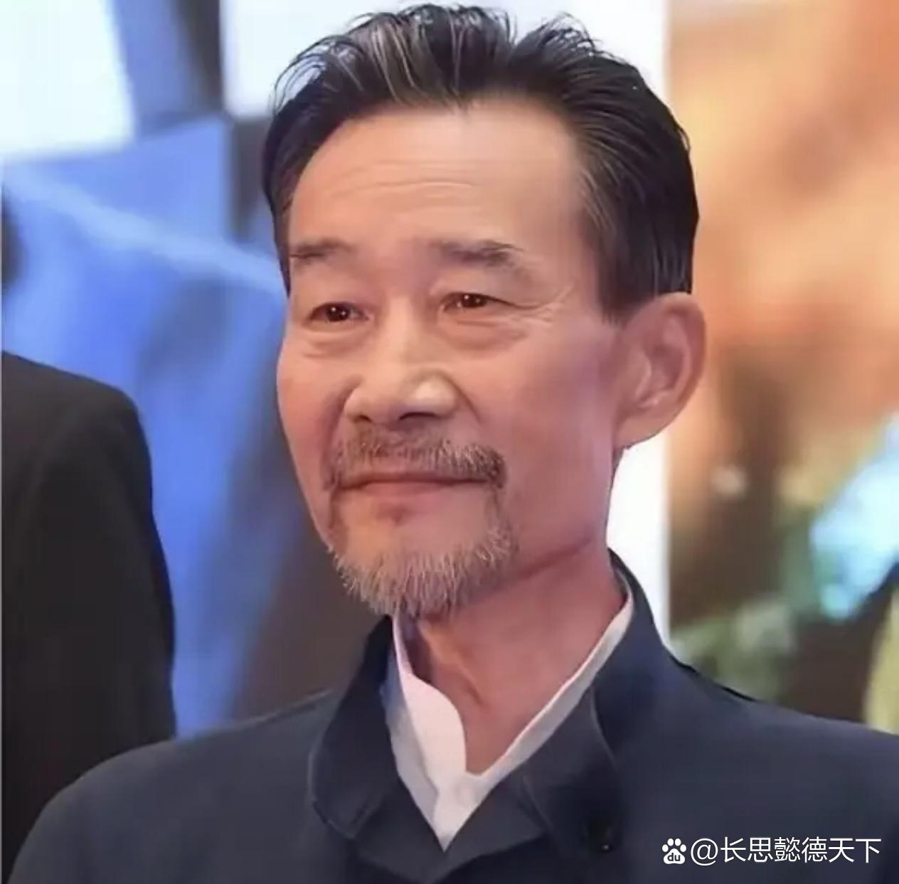 这才是真正的演员！

72岁李雪健双耳彻底失聪，助听器已失效，靠语音转写器"看"