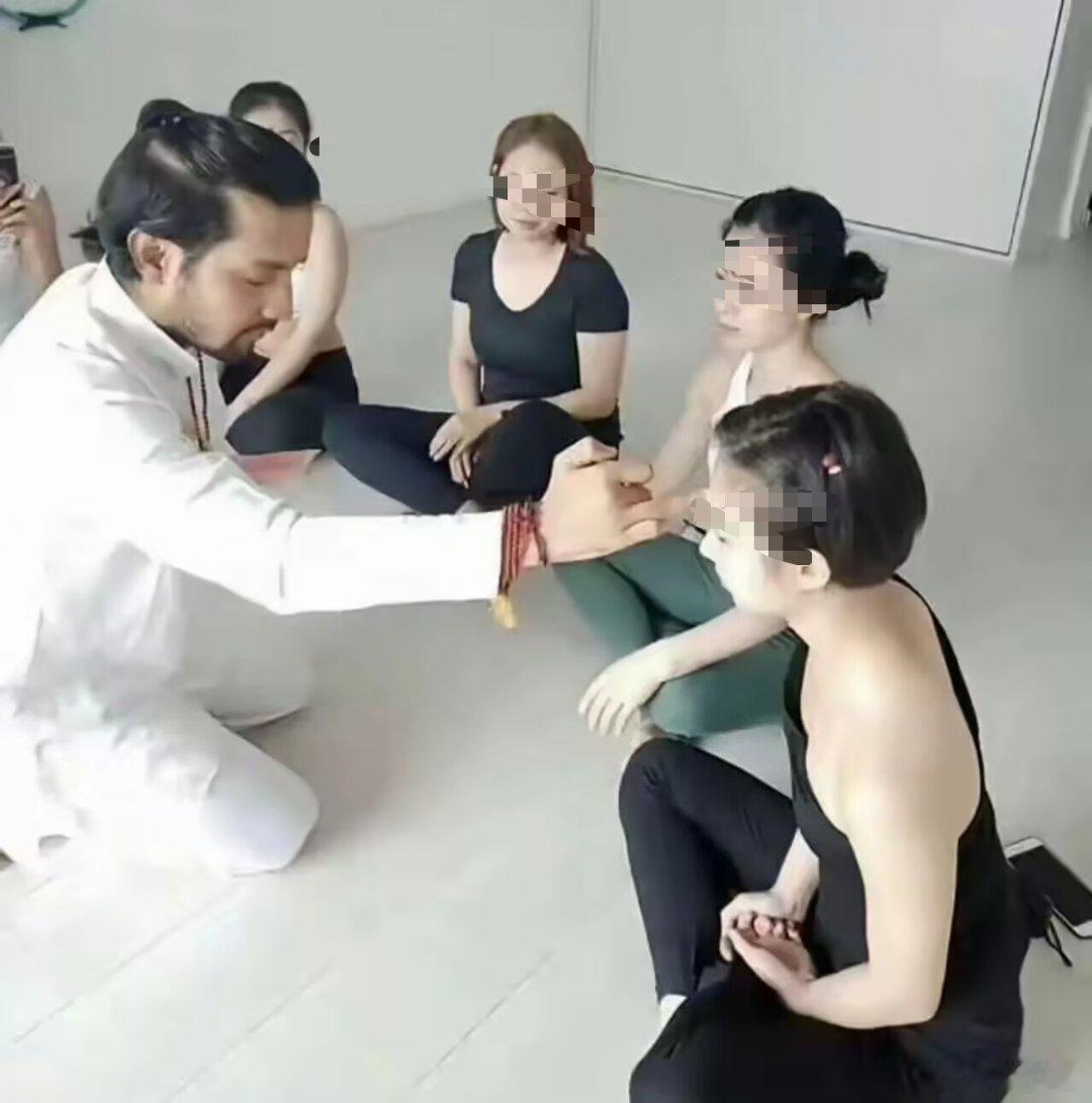 很多小仙女追捧的印度瑜伽外教，深挖底细才知道，他在老家只是一名平平无奇的洗车工，