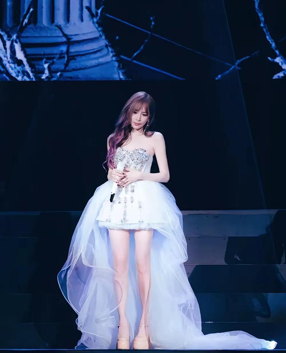 我闺蜜线下见过王心凌，她说了一个大实话——真人比镜头里惊艳十倍不止，可最让人震惊