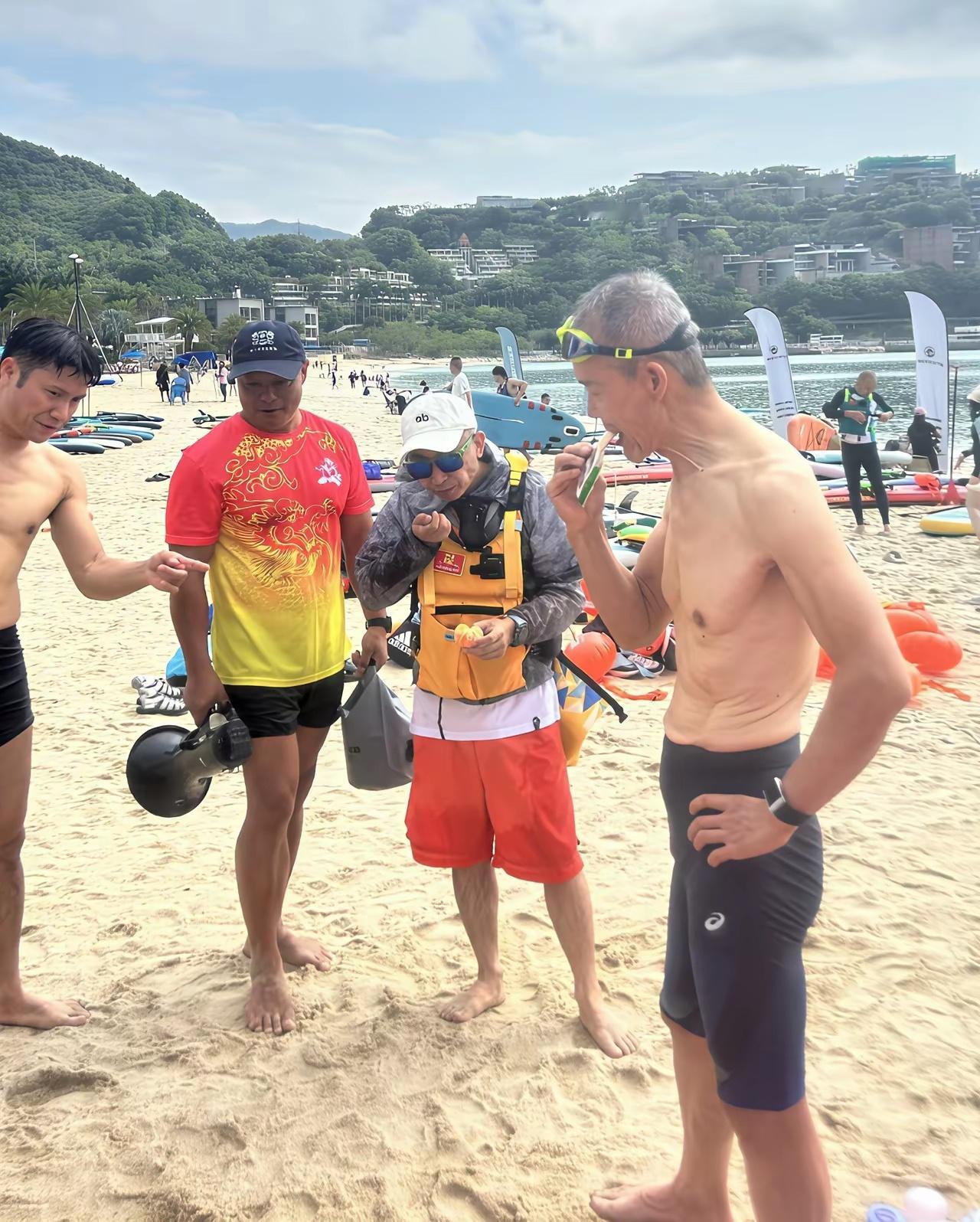 老总王石现身深圳大梅沙海滩玩铁人三项，参与了赛艇、桨板、游泳三个项目，和一帮年轻