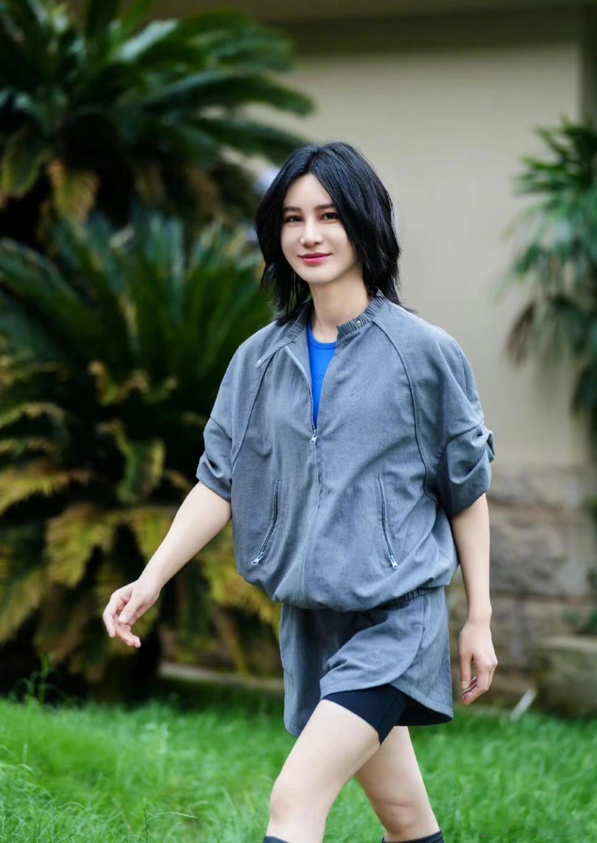 尚雯婕尚雯婕李佳琦在线推销装修卷尺本来以为只是简单介绍道具，直接升级成大型带货现