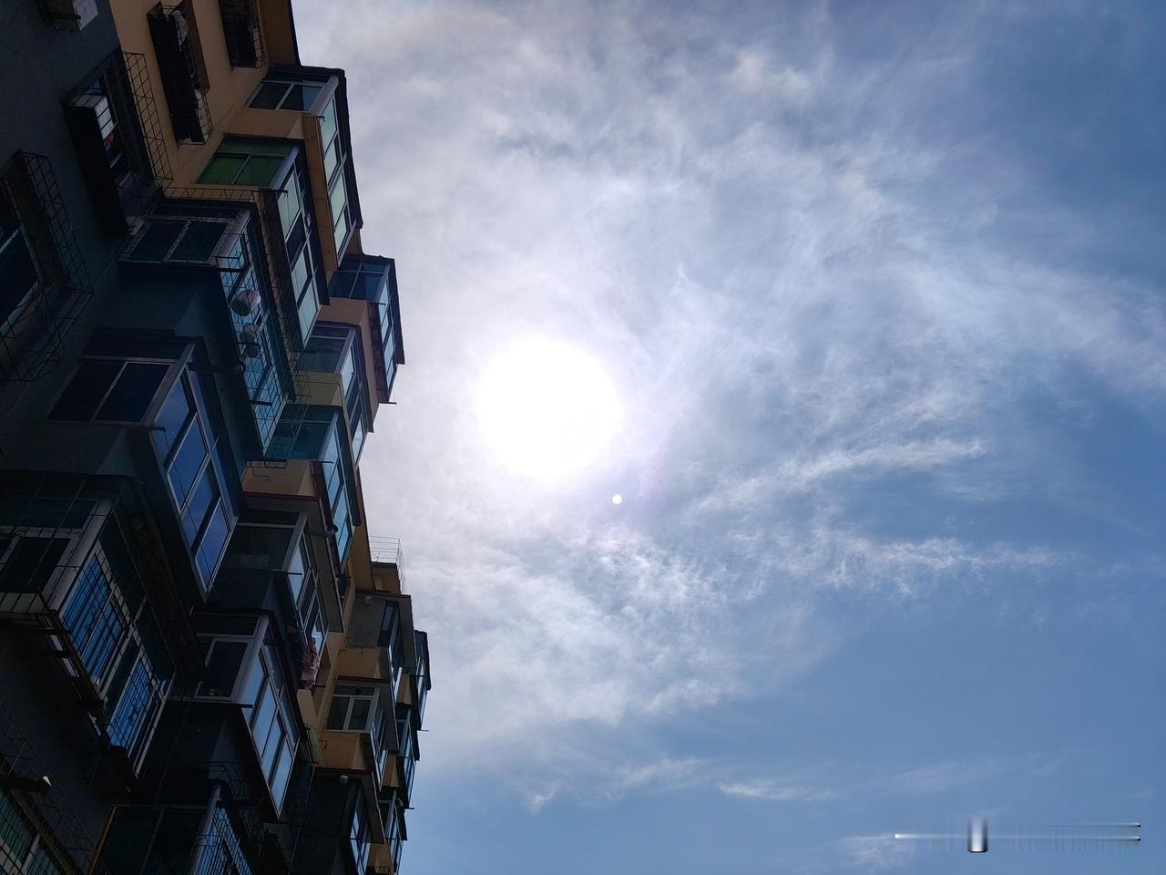 据说东北有强对流，甚至气温可能由夏入秋，于是顶着大风出门拍了一张“天威”。
看起