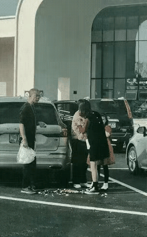 瞧这一家人，全是垃圾制造者。