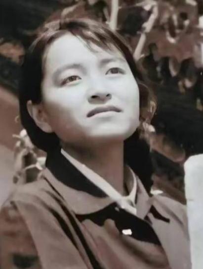 1995年，洛阳一间不到十平米的狭小审讯室里，39岁的褚映群，在被关押整整4个月