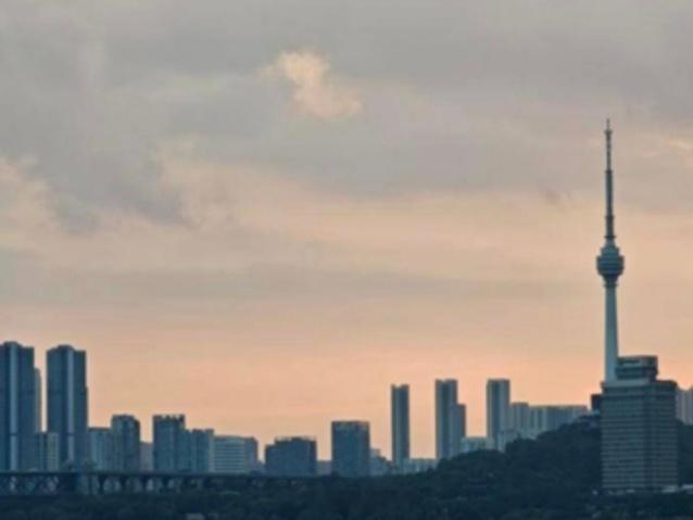 武汉轮渡客流暴涨5倍谁懂啊！最近去坐武汉轮渡，硬生生被排队的人潮吓退了。今天看新