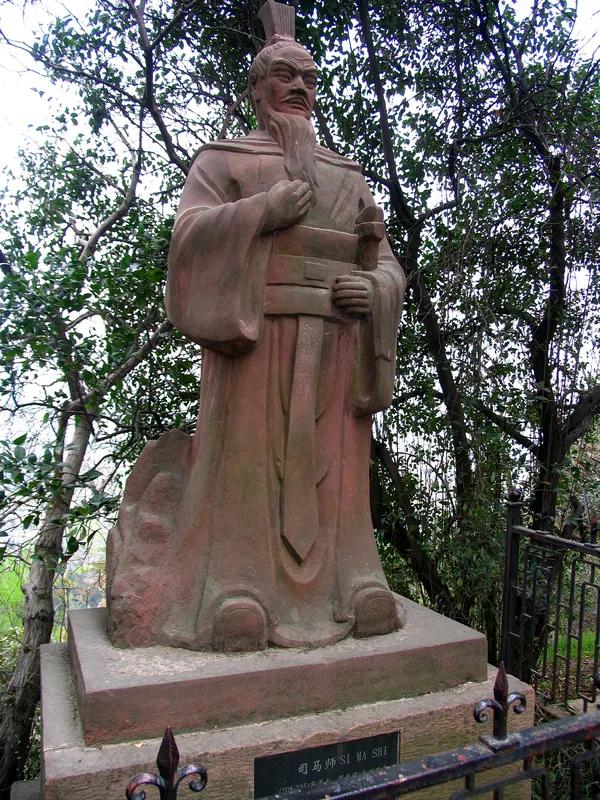 无题
司马懿人诡异多
一摇半步两谋说
诸葛巧设空城计
魏兵再多没奈何