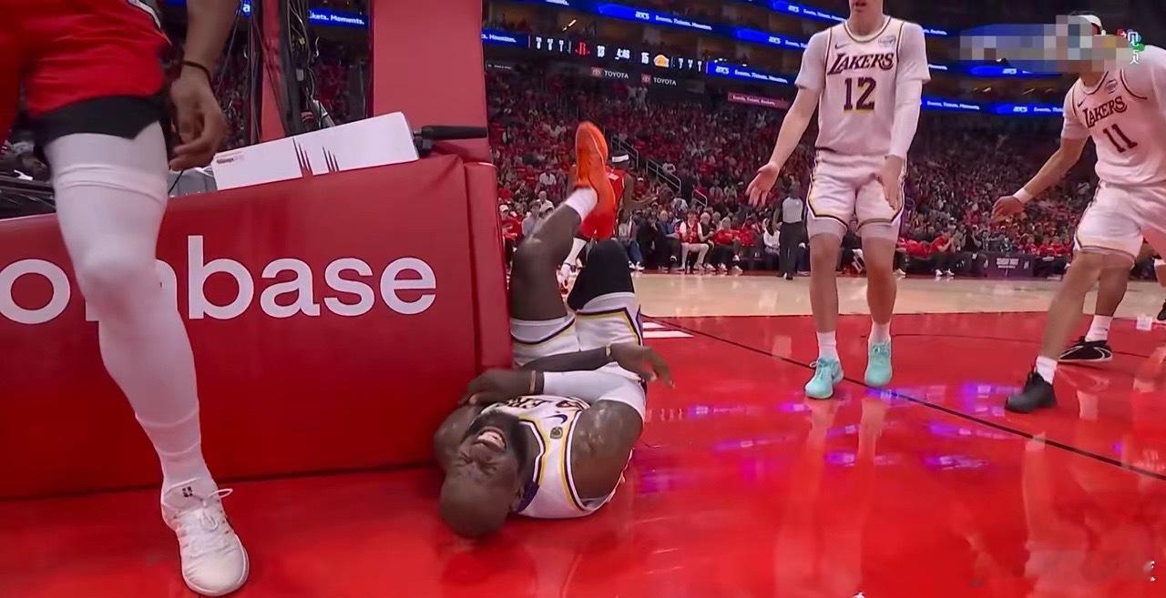 湖人vs火箭湖人巨星詹姆斯真是太痛苦不堪了！在今天湖人客场挑战火箭的首轮G4中，