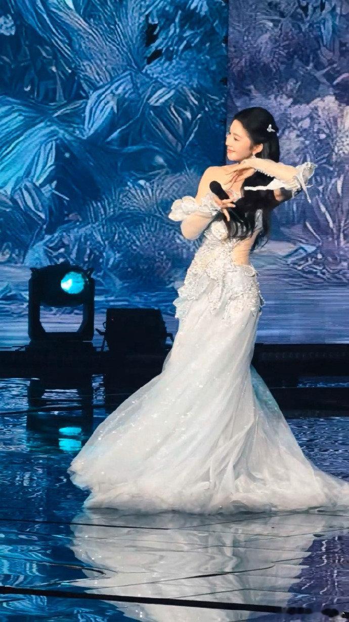 刘浩存在雾凇间唱歌吉林卫视春晚刘浩存站在雾凇间唱歌太仙了，冰蓝色羽毛裙衬得她灵动