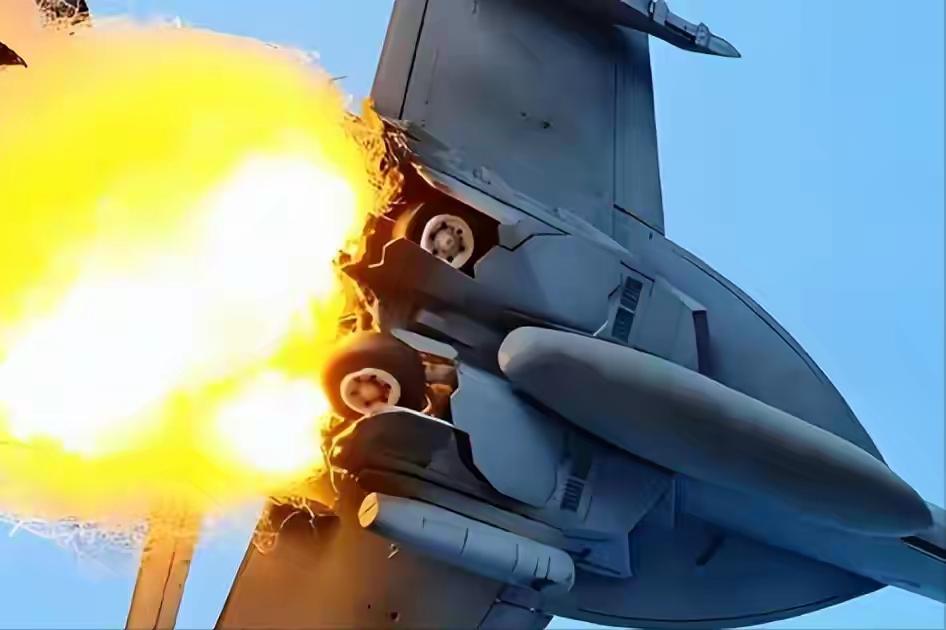 最坏情况发生，美军舰载机在沿海被击中，白宫意识到大国出手了！