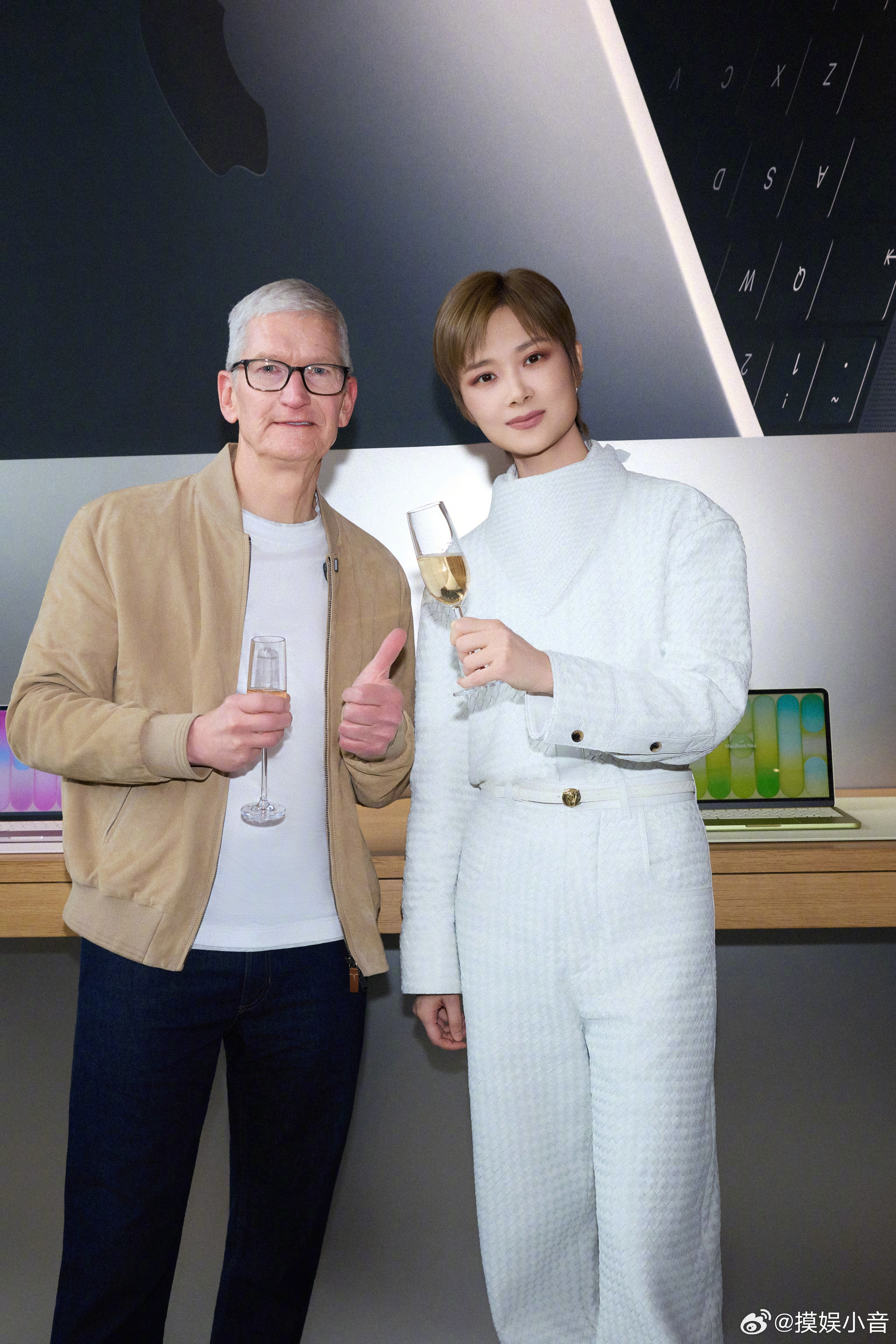 库克感谢艺术家李宇春 库克在品牌活动现场盛赞是舞台表演天花板，而且是改变世界的人