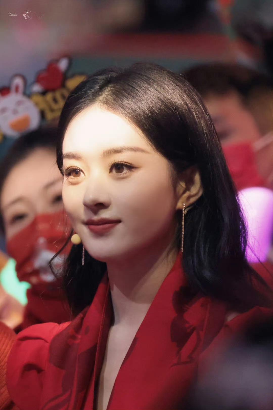 我把喜欢，悄悄藏进反复循环的歌里，
藏在一张张存了又存的照片里，
藏在岁岁年年、