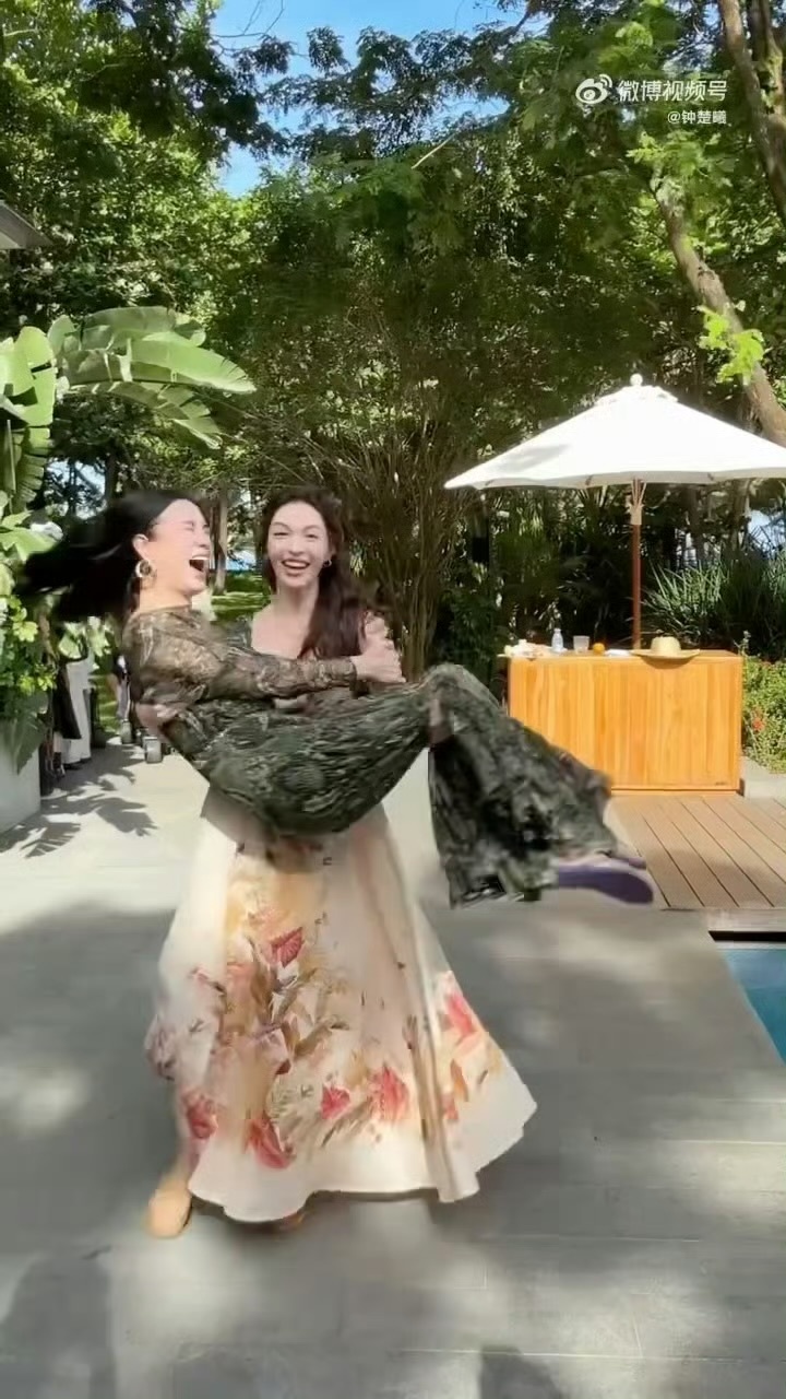 VOGUE红毯  钟楚曦公主抱宋佳轻轻松松旋转3圈[努力] ​​​