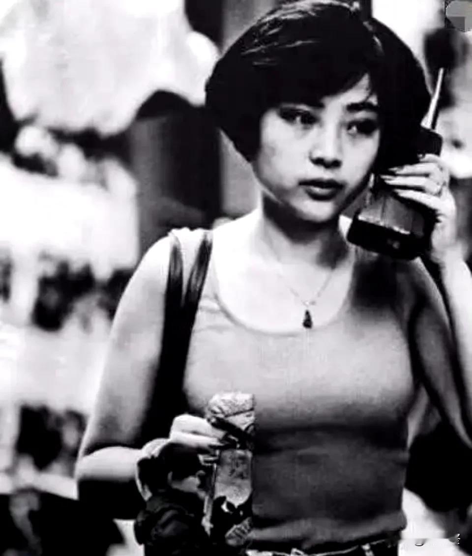 90年代，手持大哥大的摩登少女。#怀旧精典照片#