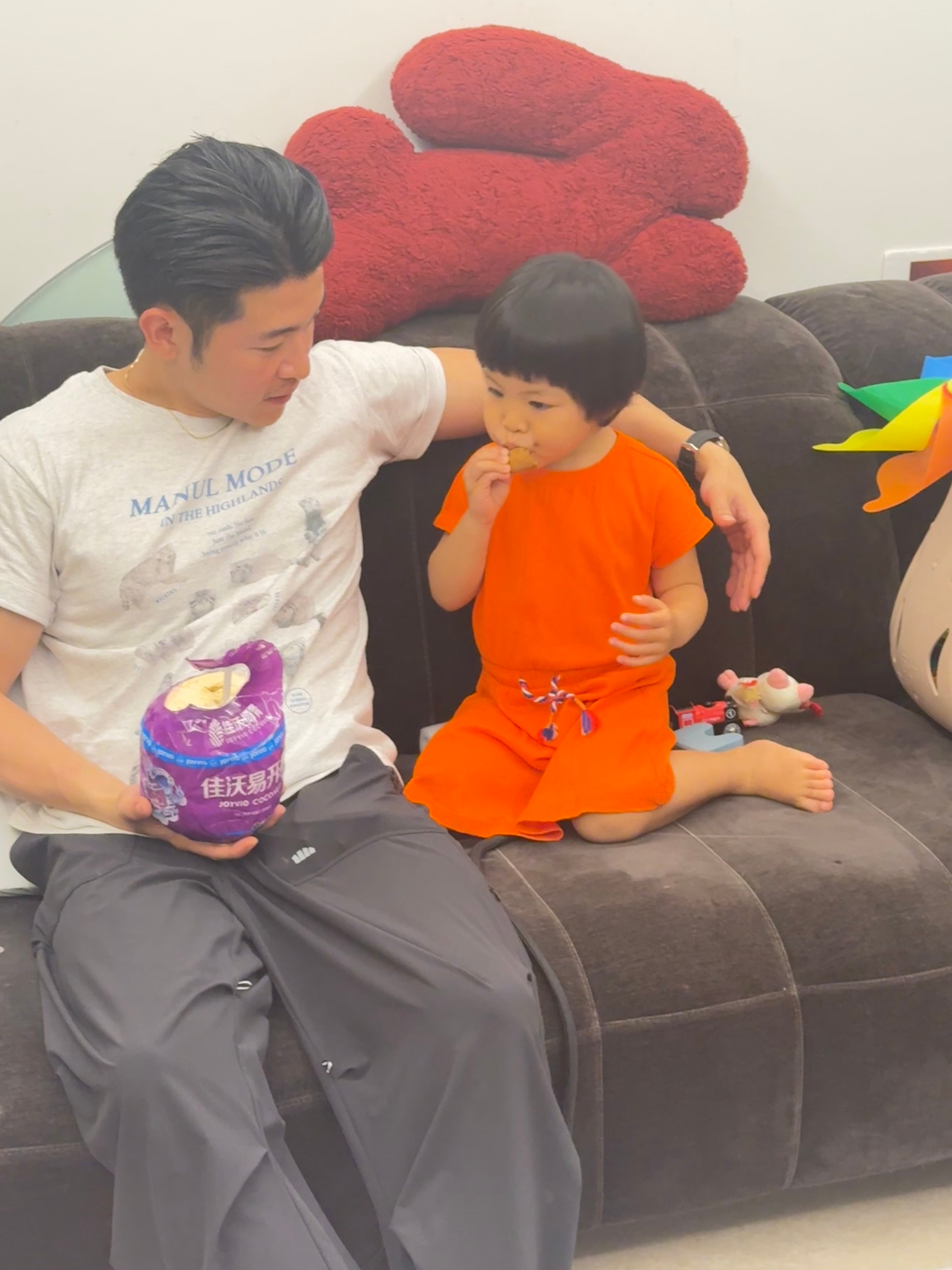 旅蛙已经疯了球宝吃麻薯，他让球到他旁边来吃给他看，假装自己也在吃