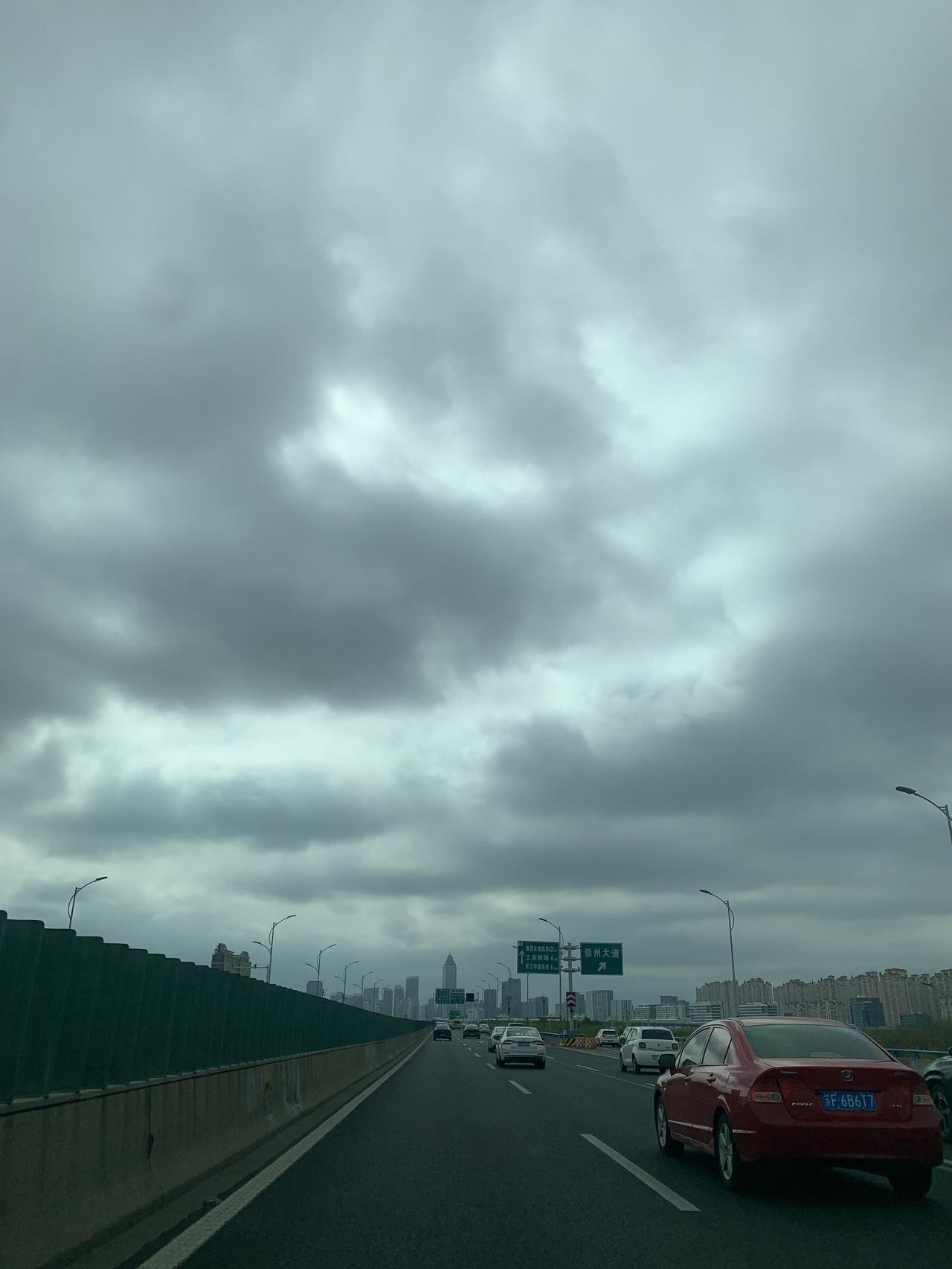 看着这样阴沉的天气，其实也挺有感触的。
生活就像天气，不会一直晴空万里，偶尔乌云