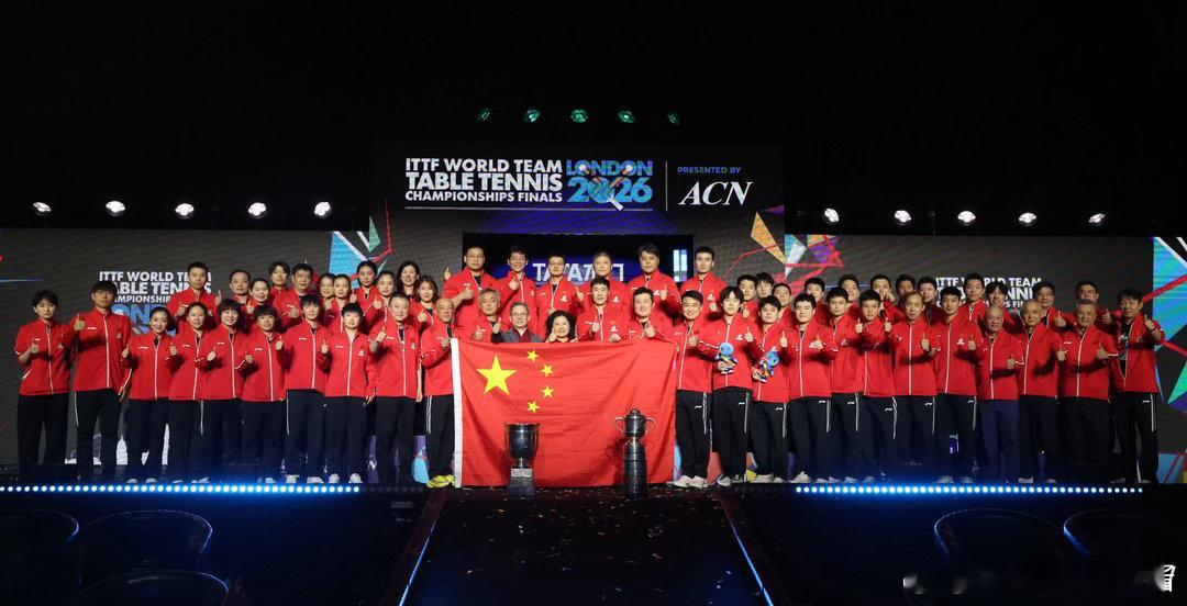 国乒世乒赛冠军大合照 2026伦敦世乒赛团体赛，国乒男女团均战胜日本，斩获双冠查