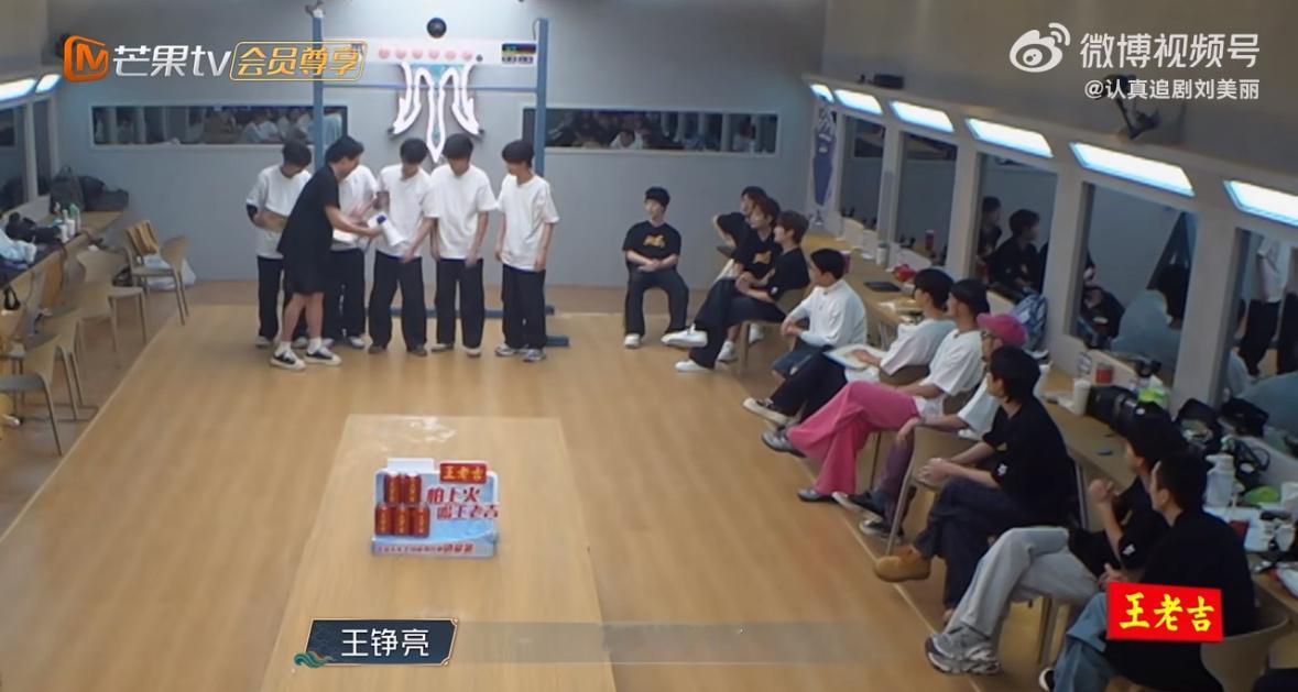 王铮亮e人一张i人就没有了 亮哥造梗从不失手！披荆斩棘颁奖环节，他见奖状就来“E