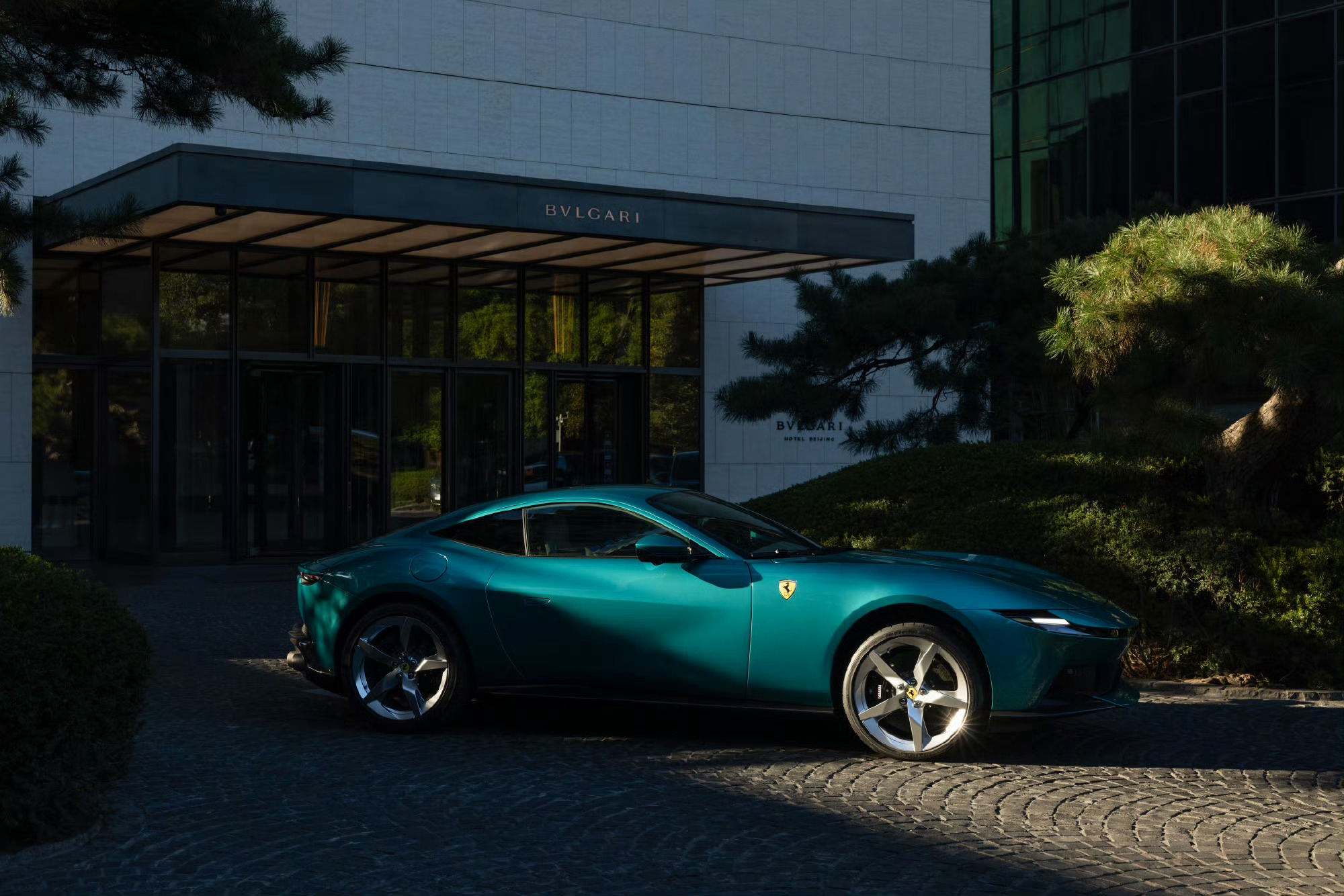 法拉利Amalfi别具一格的动感姿态。 